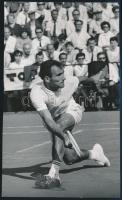 Gulyás István (1931-2000) teniszező, MTI sajtófotó, pecséttel jelzett, 18×11 cm
