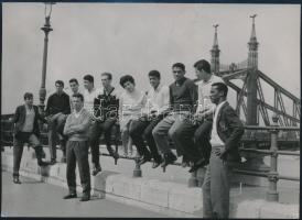1961 A brazil Botafogo focicsapat látogatása Budapesten, pecséttel jelzett sajtófotó, 13×18 cm