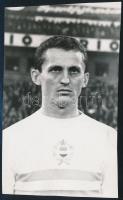 1967 Albert Flórián (1941-2011) válogatott labdarúgó, pecséttel jelzett sajtófotó, 15×9 cm