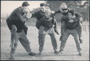 1966 A Budapest Honvéd labdarúgói edzésen, pecséttel jelzett sajtófotó, 15×9 cm