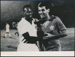 Pelé és Farkas János labdarúgók, pecséttel jelzett sajtófotó, 13×17 cm