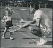 Gulyás István (1931-2000) teniszező kisfiával, sajtófotó, pecséttel jelzett, 13×14,5 cm