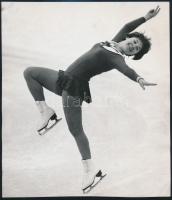 Almássy Zsuzsa (1950-) műkorcsolyázó, edző, sajtófotó, pecséttel jelzett, 21×18 cm