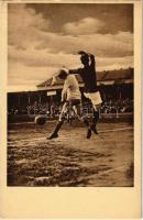 1913 Svéd-magyar válogatott labdarúgó mérkőzése, foci, Bodnár fautolja a svéd kapust. Kiadja a Klasszikus pillanatok vállalat, Révész és Biró / Swedish-Hungarian football match