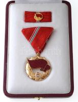 1957. "A Munka Vörös Zászló Érdemrendje" aranyozott, zománcozott Br kitüntetés mellszalago...