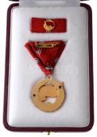 1957. "A Munka Vörös Zászló Érdemrendje" aranyozott, zománcozott Br kitüntetés mellszalago...