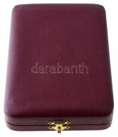 1957. "A Munka Vörös Zászló Érdemrendje" aranyozott, zománcozott Br kitüntetés mellszalago...