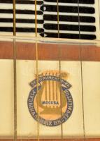 Régi szovjet, elektromos hawaii gitár, sérült, viseltes tokban, h: 79 cm, tok: 21x86 cm