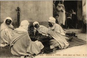 Arabes jouant aux Dames / Arab sakkozók az utcán, folklór, népviselet / Arab chess players, folklore, traditional costumes
