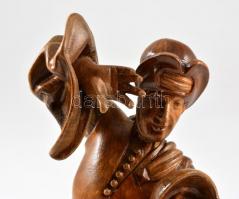 Jelzett (JP) udvari bolond figura, faragott fa, apró kopásnyomokkal,  m: 23 cm