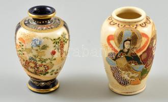 Kézzel festett, jelzett, japán porcelán váza párban, apró kopásnyomokkal, m: 9 (2×)