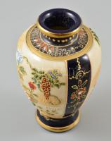 Kézzel festett, jelzett,  japán porcelán váza párban, apró kopásnyomokkal, m: 9 (2×)