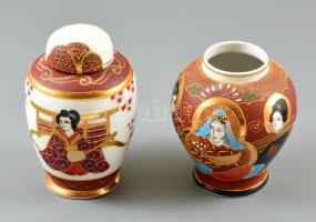 Kézzel festett, jelzett, japán váza párban, egyik fedél nélkül, apró kopásnyomokkal, m: 12 és 15 cm (2×)