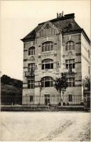 Budapest I. Villa épület az Orom utca 20. szám alatt. Calderoni és Társa kiadása