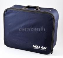 Régi kis MALÉV-os bőrönd, a cipzáron sérüléssel, régi MALÉV-os neszeszer, és felfújható szatyor, változó állapotban, bőrönd: 37x47 cm , szatyor: 44x34 cm, neszeszer: 16x9 cm