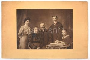 cca 1900 2 +1 db nagyméretű tabló fotó polgári családról 25x21 cm kartonon