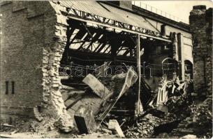 1944 Győr, Rába Vagon és Gépgyár, telitalálat az acélöntödében az 1944. április 13-i bombatámadás után, romok, második világháborús bombázás / WWII bombings at the industrial district of Győr. photo