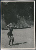 cca 1930-1935 Kinszki Imre (1901-1945): Ugrásra készen, pecséttel jelzett vintage fotó, 17,5x12,5 cm