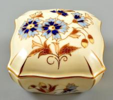 Zsolnay búzavirágmintás ékszertartó, kézzel festett, jelzett, apró kopásnyomokkal, 7,5×7,5 cm