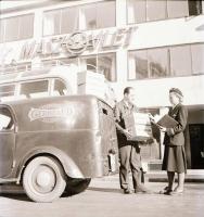 Automobilok, különféle időpontokban és különféle helyszíneken készült felvételek, 13 db vintage nega...