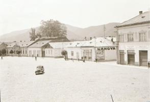 Automobilok, különféle időpontokban és különféle helyszíneken készült felvételek, 13 db vintage nega...