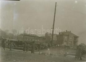 Automobilok, különféle időpontokban és különféle helyszíneken készült felvételek, 13 db vintage nega...