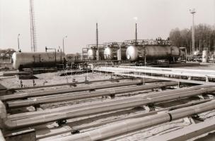 1985 Kiskunmajsa, olajbányászok, 81 db vintage negatív, 24x36 mm