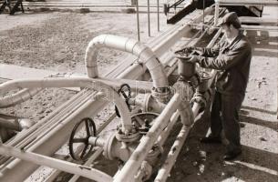 1985 Kiskunmajsa, olajbányászok, 81 db vintage negatív, 24x36 mm