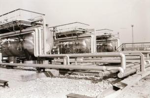 1985 Kiskunmajsa, olajbányászok, 81 db vintage negatív, 24x36 mm