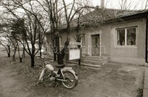 1985 Kiskunmajsa, olajbányászok, 81 db vintage negatív, 24x36 mm