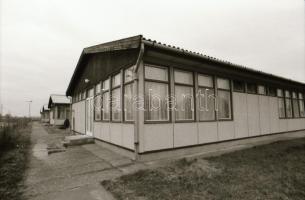 1985 Kiskunmajsa, olajbányászok, 81 db vintage negatív, 24x36 mm