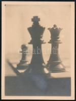 cca 1929 Kinszki Imre (1901-1945) budapesti fotóművész hagyatékából, jelzés nélküli, vintage fotó (Sakk figurák), 8,5x6,5 cm