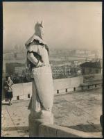 cca 1931 Kinszki Imre (1901-1945) budapesti fotóművész hagyatékából, feliratozott, vintage fotó (Halászbástyán), 8,4x6 cm