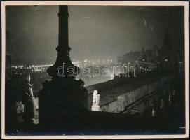 1931 Kinszki Imre (1901-1945) budapesti fotóművész hagyatékából, feliratozott, vintage fotó (Éjszakai világítás), 6,3x8,5 cm