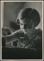 cca 1934 Kinszki Imre (1901-1945) budapesti fotóművész hagyatékából, jelzés nélküli, vintage fotó a fiáról, aki itt 5 és fél éves, 17,5x12,8 cm