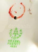 Hollóházi asszony (fűszer paprikát fűző), kézzel festett, jelzett, apró kopásnyomokkal, m:25 cm