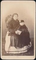 cca 1864 Anya gyermekével, Mihály József egri fényképész műtermében készült, vizitkártya méretű fénykép, 10x6,3 cm
