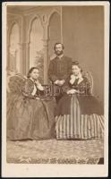cca 1865 Családi kép, Mihály József egri fényképész műtermében készült, vizitkártya méretű fénykép, 10x6,3 cm