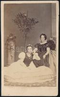 cca 1864 Anya és eladósorban levő leánya, Mihály József egri fényképész műtermében készült, vizitkártya méretű fénykép, 10x6,3 cm