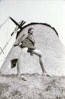 cca 1981 Megtépázott szélmalom előtt egy fotómodell, 4 db vintage negatív, 24×36 mm