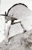 cca 1981 Megtépázott szélmalom előtt egy fotómodell, 4 db vintage negatív, 24×36 mm