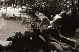 cca 1974 Múlt a jelenben, szolidan erotikus felvételek, 13 db vintage negatív + 2 db mai nagyítás, a...