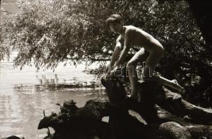 cca 1974 Múlt a jelenben, szolidan erotikus felvételek, 13 db vintage negatív + 2 db mai nagyítás, a...