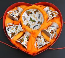 Pillangó mintás mokkás csésze és alj ( 6db), matricás, jelzés nélkül, eredeti dobozában, apró kopásn...