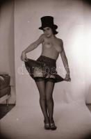 cca 1975 Nyuszi volt a kalap alatt, szolidan erotikus felvételek, 13 db vintage negatív + 2 db mai n...