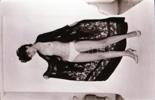 cca 1976 Végül mégis megmutatja, privát vetkőzőszám, szolidan erotikus felvételek, 36 db vintage neg...