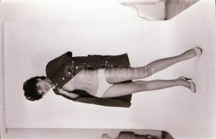 cca 1976 Végül mégis megmutatja, privát vetkőzőszám, szolidan erotikus felvételek, 36 db vintage neg...