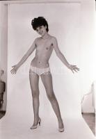 cca 1976 Végül mégis megmutatja, privát vetkőzőszám, szolidan erotikus felvételek, 36 db vintage neg...