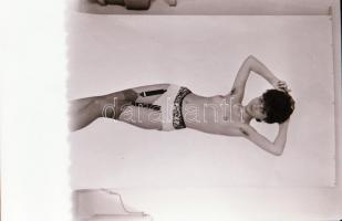 cca 1976 Végül mégis megmutatja, privát vetkőzőszám, szolidan erotikus felvételek, 36 db vintage neg...