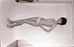 cca 1976 Végül mégis megmutatja, privát vetkőzőszám, szolidan erotikus felvételek, 36 db vintage neg...